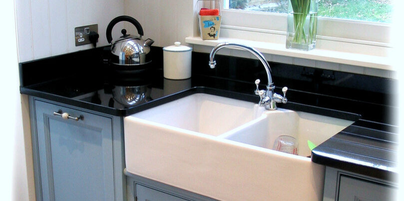 White porcelain farmhouse Kitchen Sink for blog "Farmhouse Kitchen Sinks"